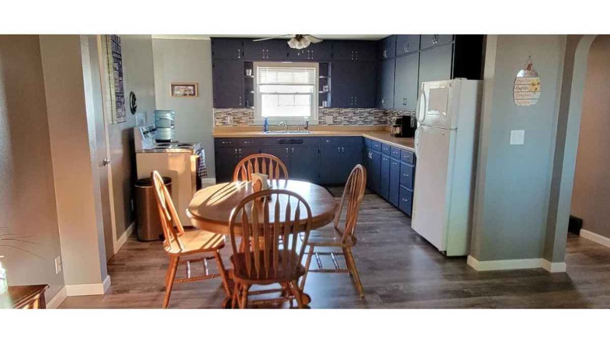 Eldorado House | Apple Corners Quiet Country Guesthouse - 15 min drive from Decorah.
