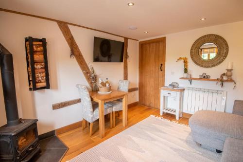 Hereford House | Apple Tree Cottage - Cosy 2 Bed with Deluxe HOT TUB & Log Burner