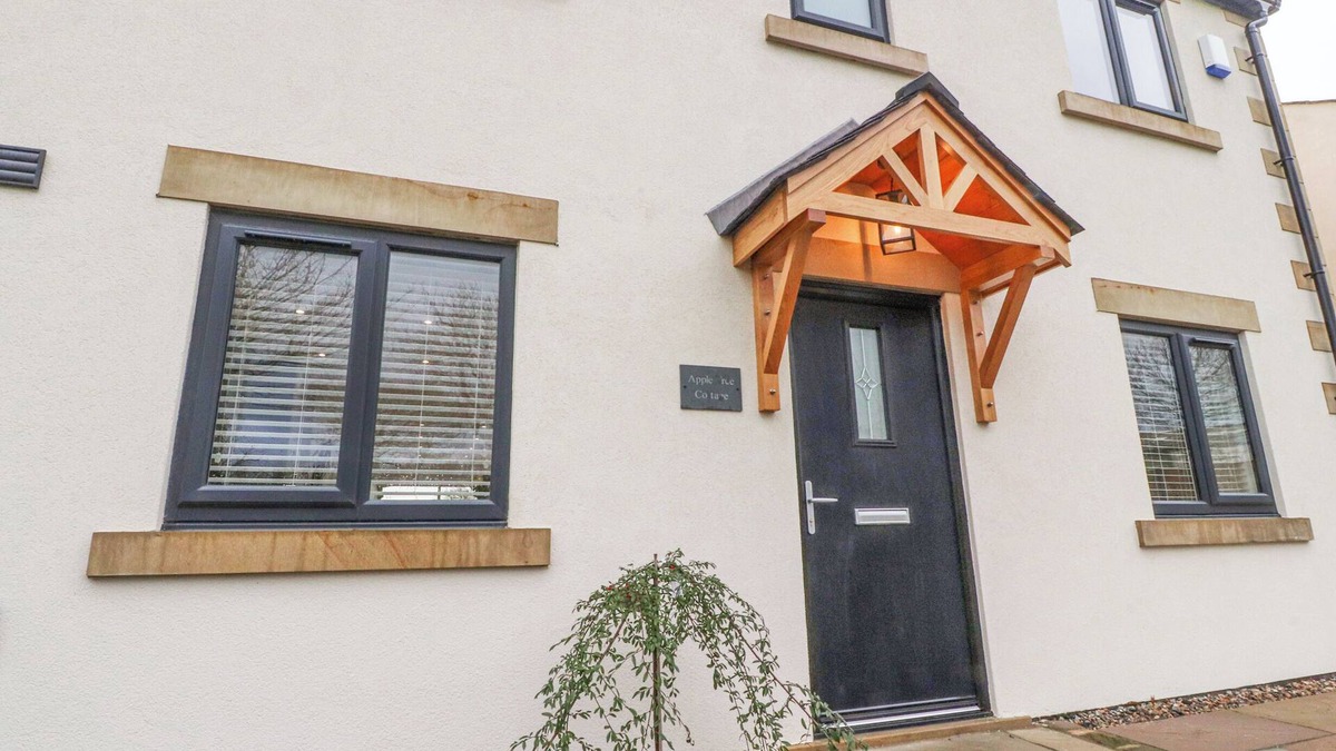 Goosnargh Cottage | APPLE TREE COTTAGE, family friendly, with a garden in Goosnargh