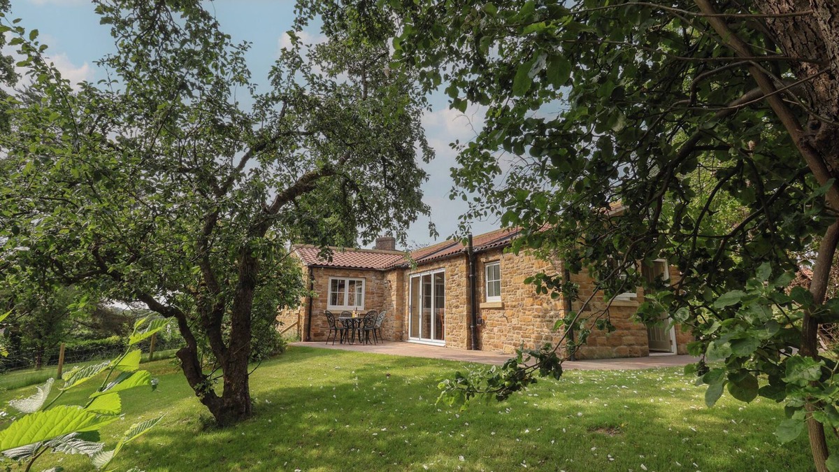 Low Catton Cottage | APPLE TREE COTTAGE, family friendly, with a garden in York