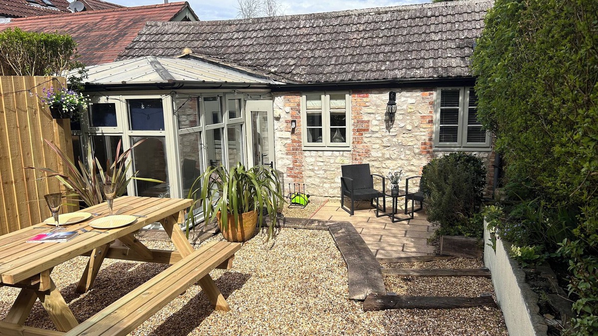 Osmington Mills Cottage | APPLE TREE COTTAGE, pet friendly, with a garden in Preston