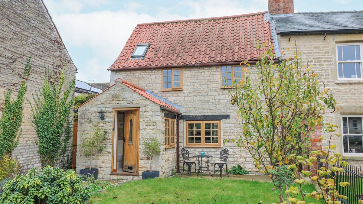 Old Somerby Cottage | APPLE TREE COTTAGE, pet friendly, with open fire in Grantham