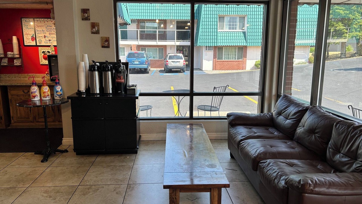 North Spokane Hotel | Apple Tree Inn