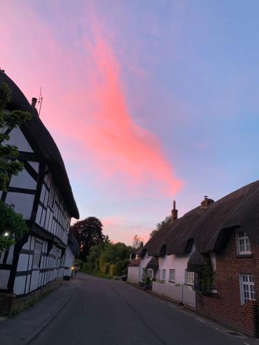 Manningford Bruce House | Applecott - 2 bedroom Thatched cottage close to Stonehenge