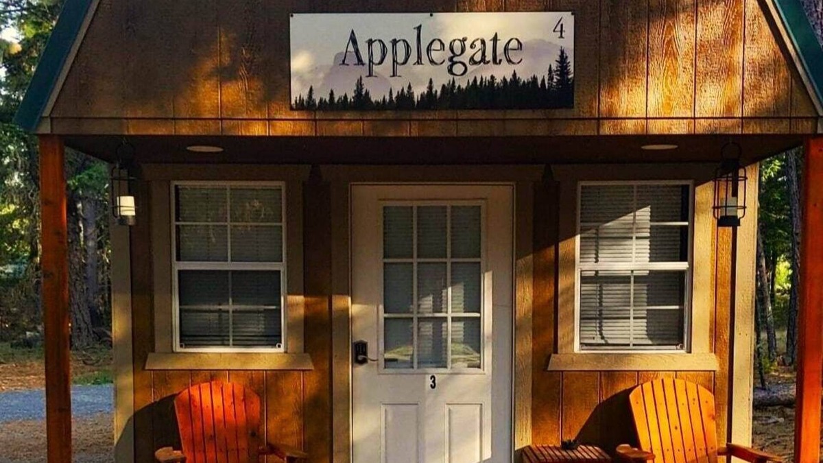 Cave Junction Cabin | Applegate Cabin 2 - Restrooms and Showers are only a short walk away.