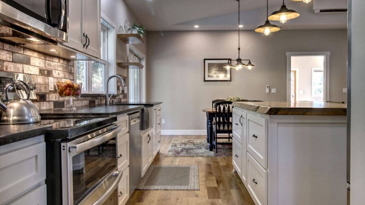 Jacksonville House | Applegate Humbug Hideaway