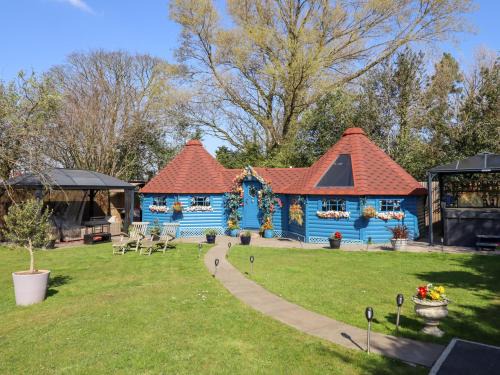 Dolphin House | Applejacks Orchard