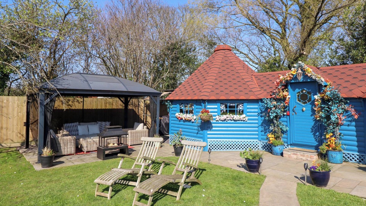 Dolphin Cottage | Applejacks Orchard