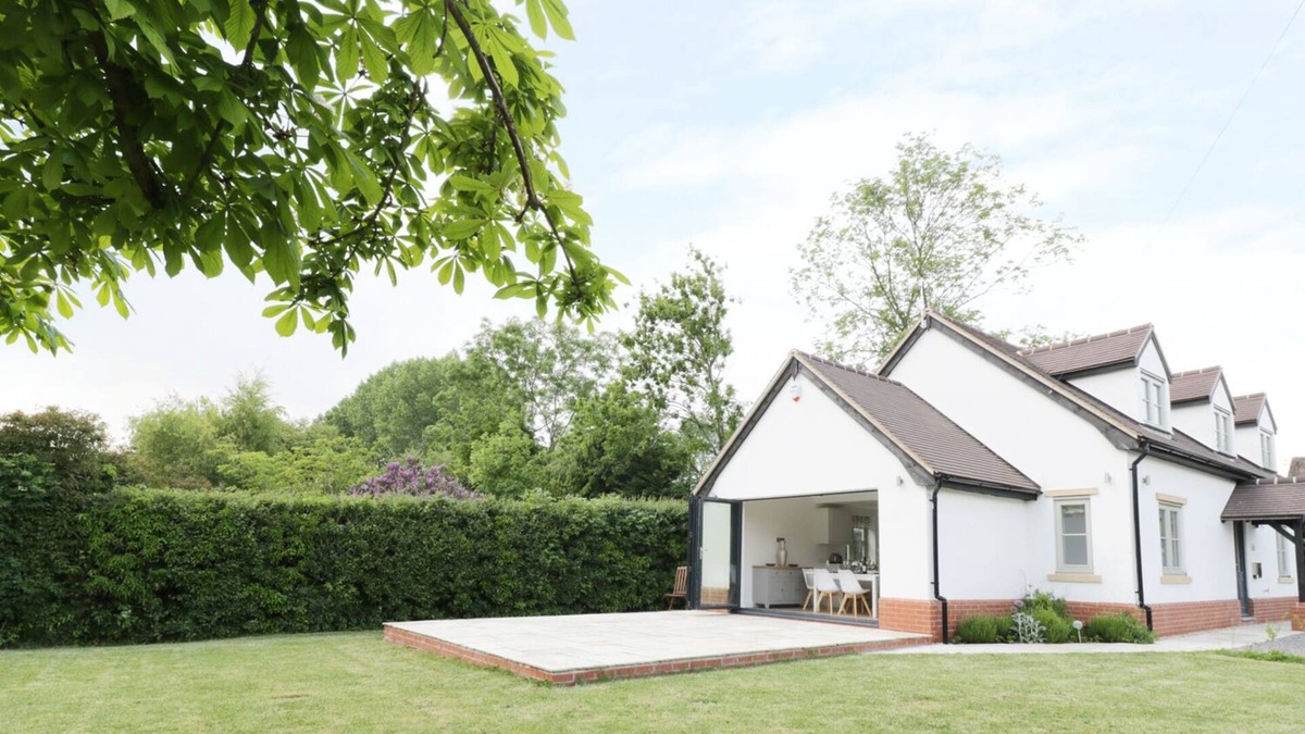 Pershore Cottage | APPLETREE COTTAGE, family friendly, with a garden in Pershore