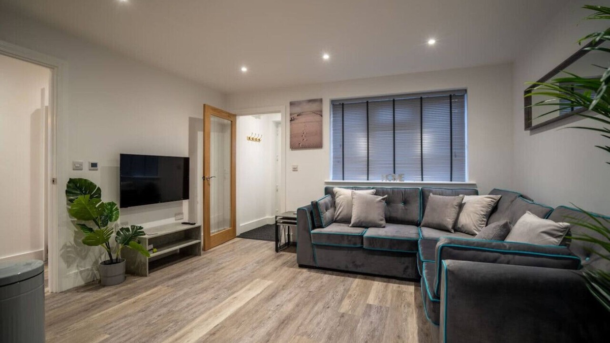 Crawley Apartment | Applewood Ground Floor Apartment is a 2 bedroom with parking in Three Bridges