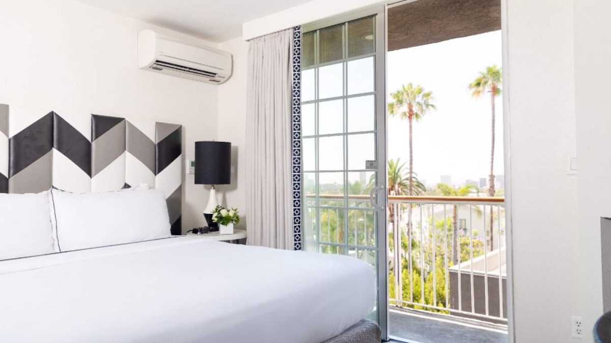 Norma Triangle House | Appreciate the Beauty of Hollywood at an Exemplary Suite! 4 Units, Rooftop Pool!