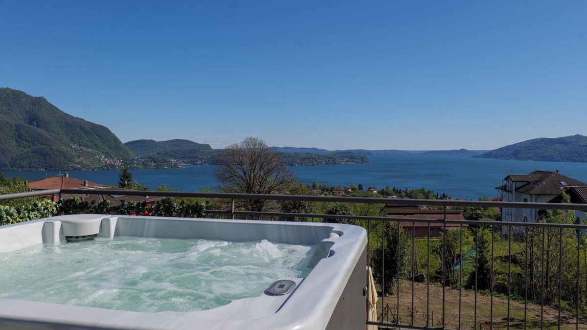 Cresseglio Apartment | Approx. 210 m² 6½-room house unit with large sun terrace with whirlpool and dream lake view