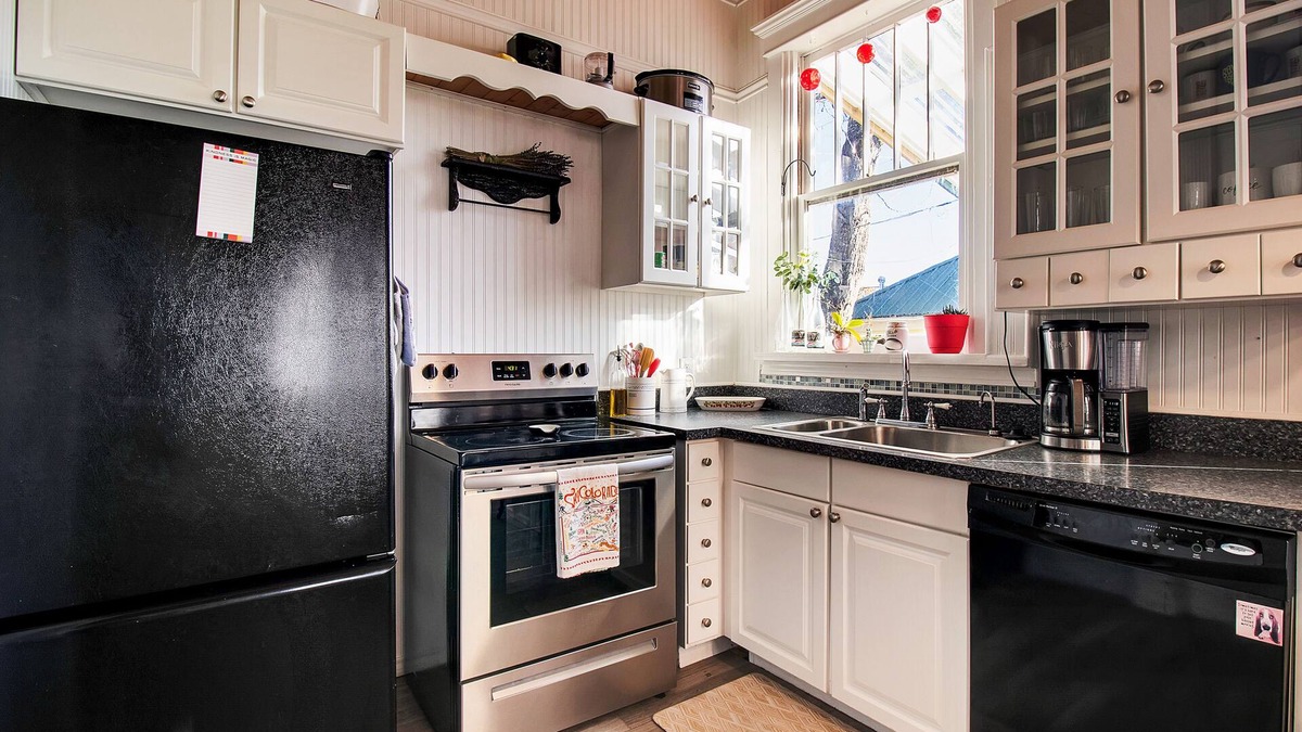 Palisade House | Après Vin-Dog Friendly Bungalow in Wine Country, Festivals & Fruit Stands!