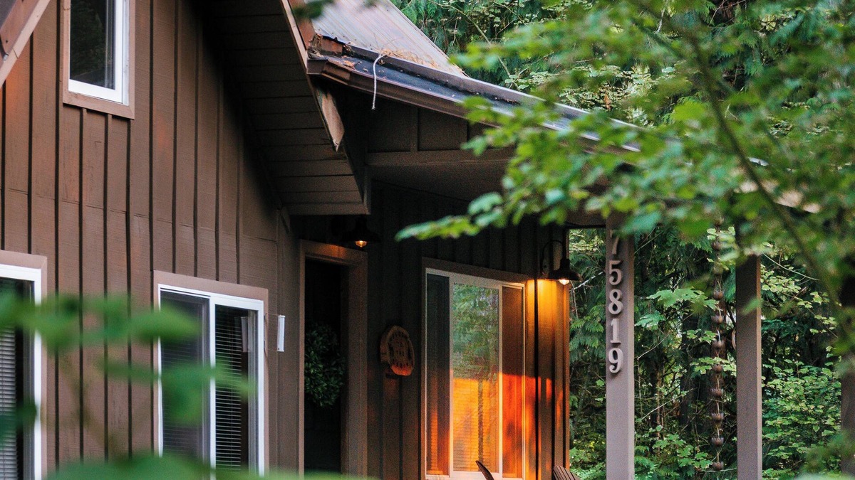 Skykomish Cabin | Aprés Chalet- charming home with hot tub near hikes at heart of Cascades