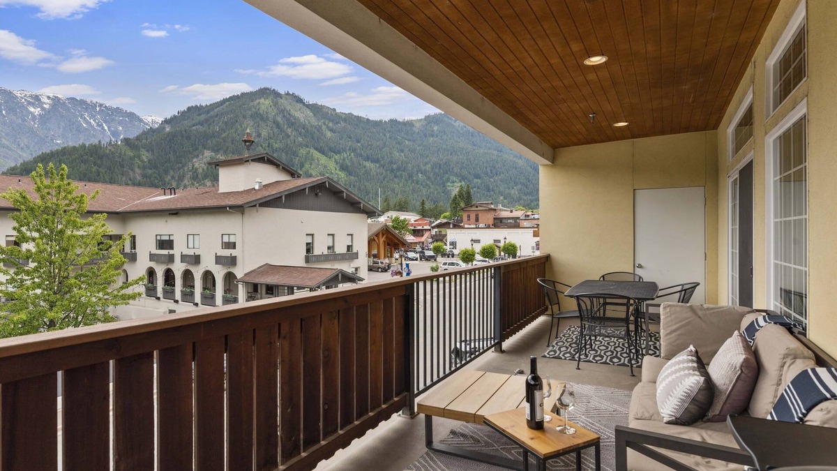 Leavenworth Condo | Apres Ski Chalet-European Style Condo *Mountain Views*Jacuzzi Tub*!