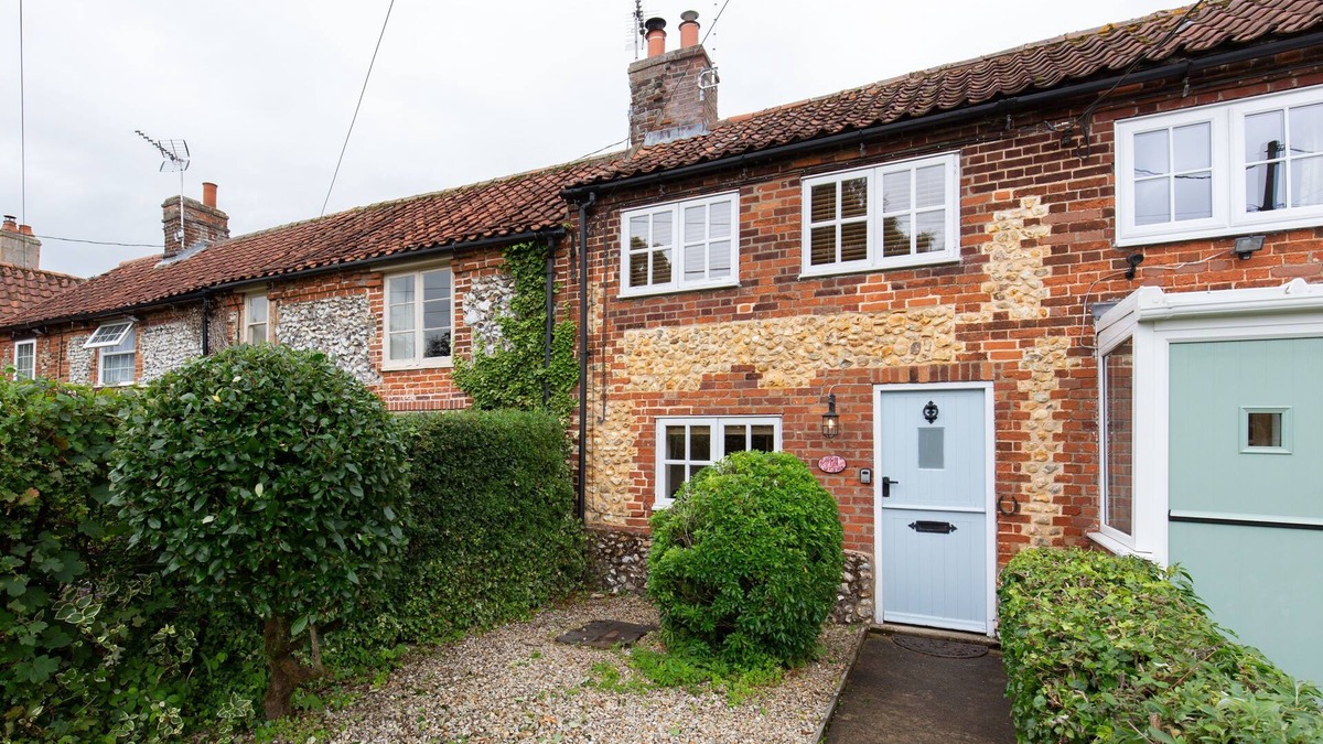 East Rudham Cottage | April Cottage - a self catering cottage that sleeps 4 guests in 2 bedrooms