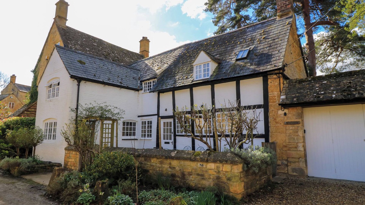 Chipping Campden Cottage | APRIL COTTAGE, pet friendly in Mickleton, Gloucestershire