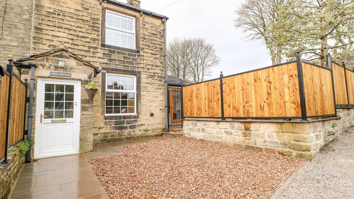 Sutton-in-Craven Cottage | APRIL COTTAGE, pet friendly, character holiday cottage in Cross Hills