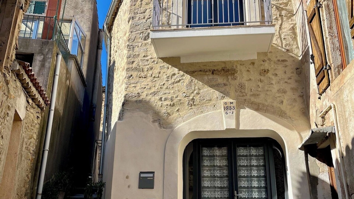 Neffies House | April' House Town house in Neffiès, sleeps 8. Pets welcome.