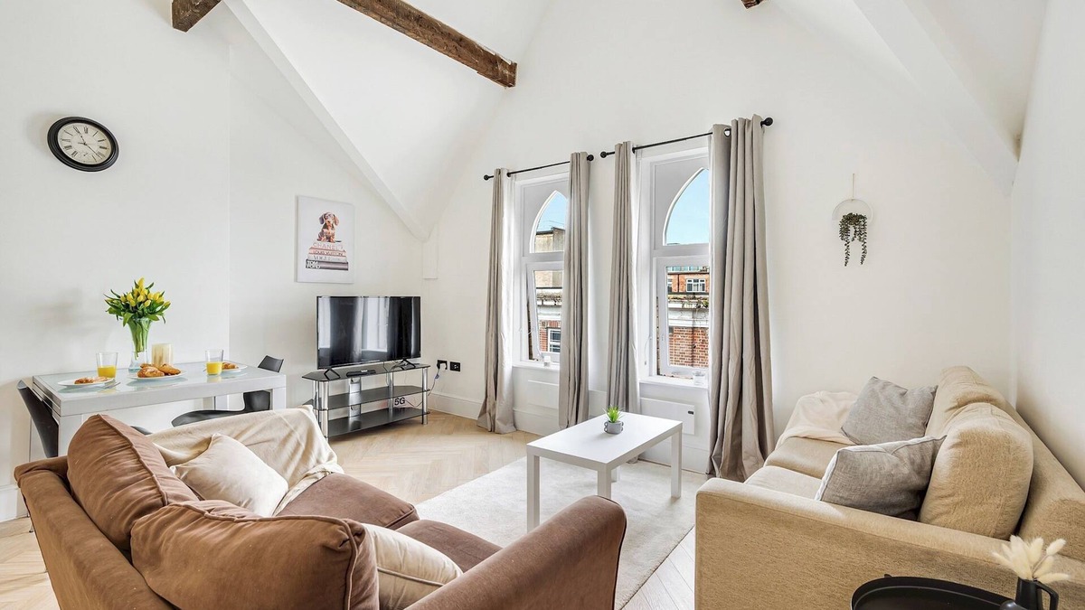 Trafford Apartment | Apt 2 Causeway · Modern & Spacious Flat in Town| Pass the Keys