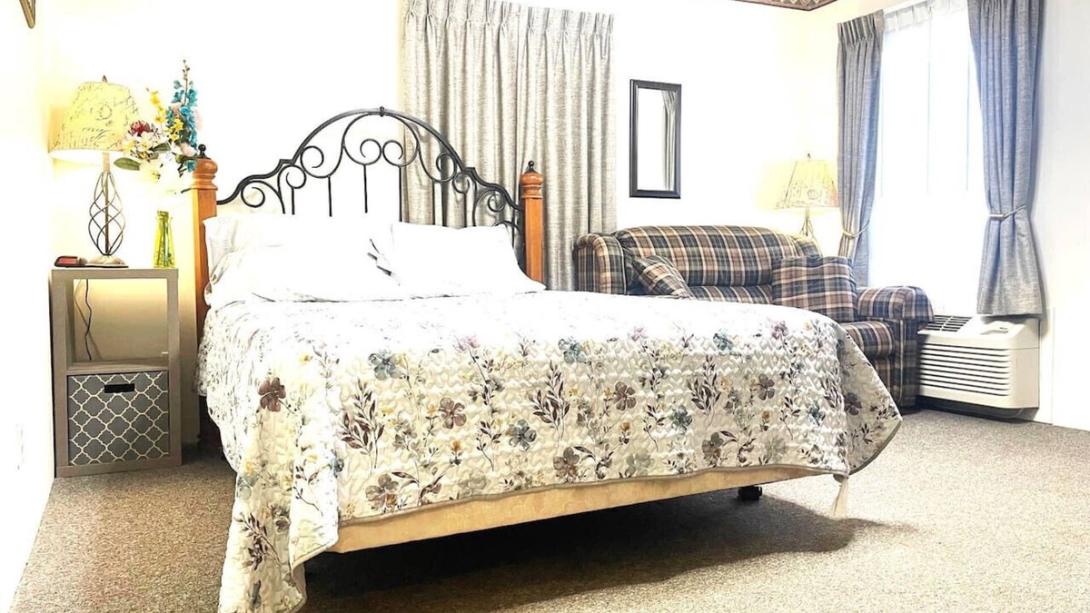 Mark Center Apartment | Apt. 2 - Ensuite Bath, Roku, Fridge/Micro, Queen