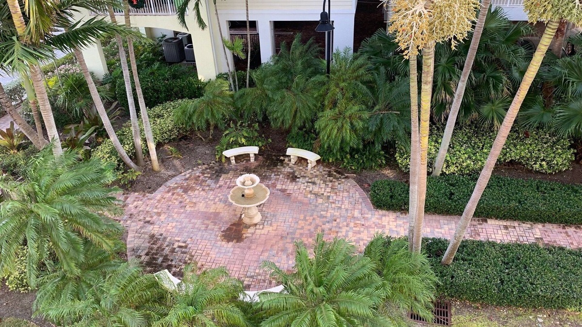 Stuart Condo | Apt. 302 Watch Sunrises and Sunsets from this beautifully decorated apartment.