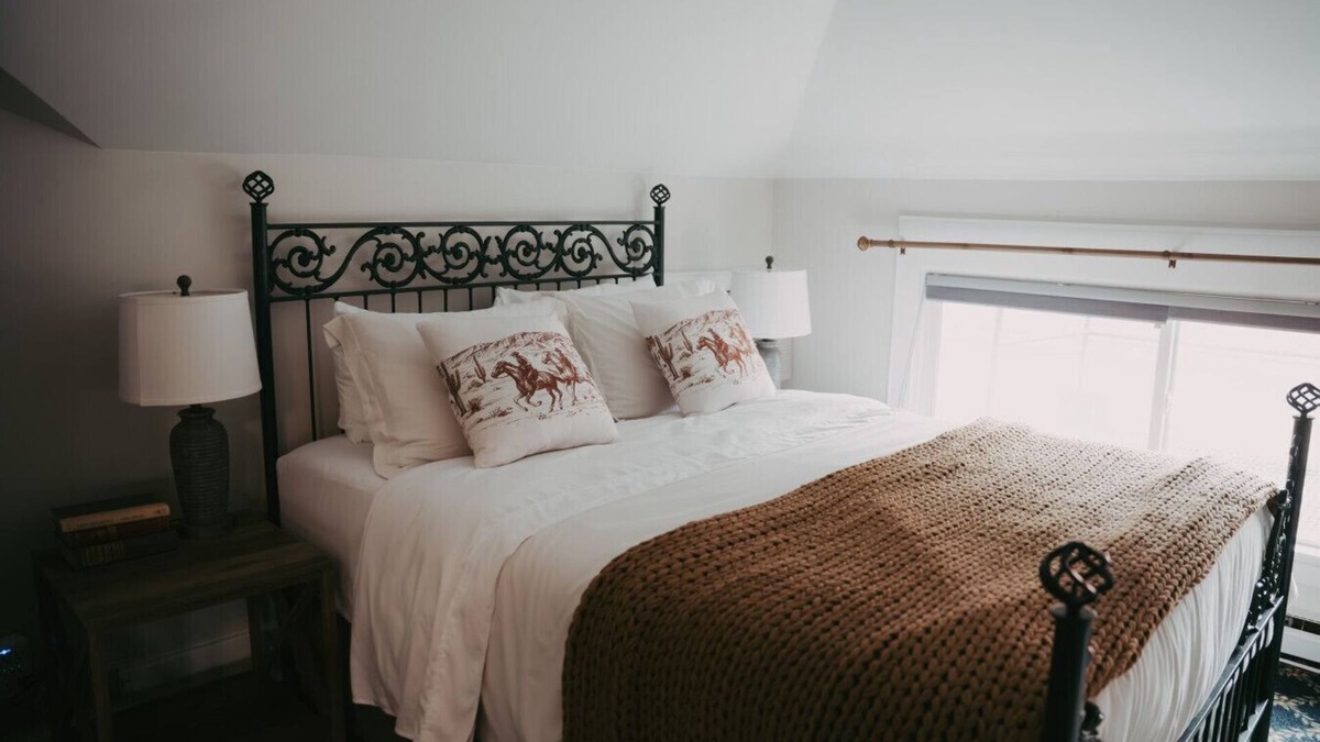 University District Apartment | Apt. #6 · Goldsmith's River Front Inn - Rock Creek Apartment