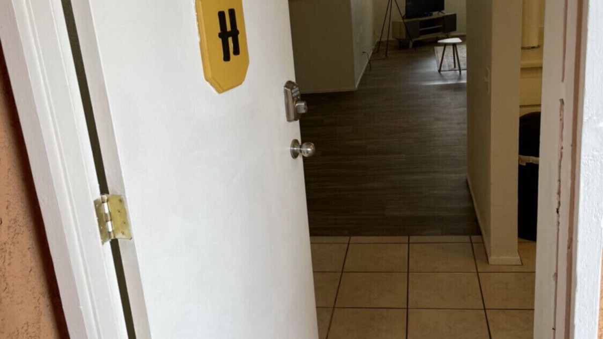 Historic Tennis Club Apartment | Apt H- upstairs furnished 2bed/2bath in DT Palm Springs with mountain view