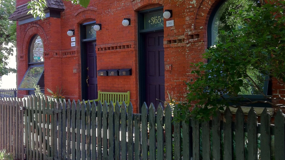Baker Apartment | Apt. in Quiet Historic Neighborhood. 5 min. walk to shops, restaurants and bars