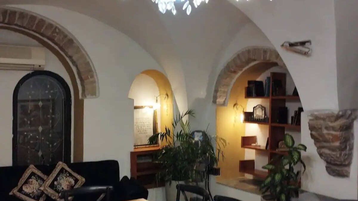 Old City Apartment | Apt in the heart of the old city overlooking the Western Wall
