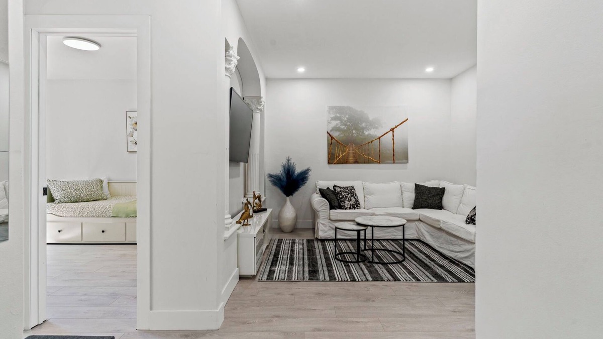 Cote-Des-Neiges—Notre-Dame-De-Grace Apartment | ApT Modern, near metro, 31 days+ fully equiped