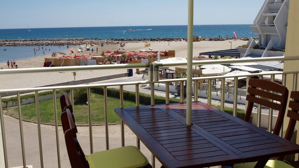 Palavas-les-Flots Apartment | Apt. T2 + cabin for 2 adults + 2 children, direct on the beach