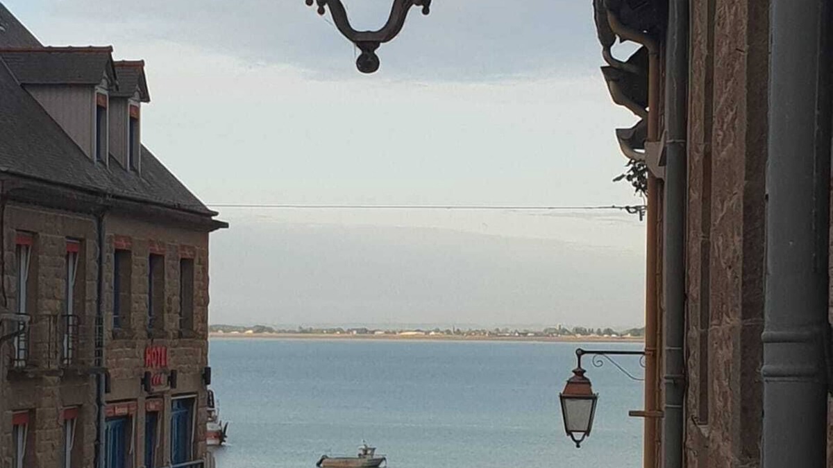 Cancale Apartment | Apt T3 with garage, street of the port, Cancale, 50 m sea and harbor of Houle