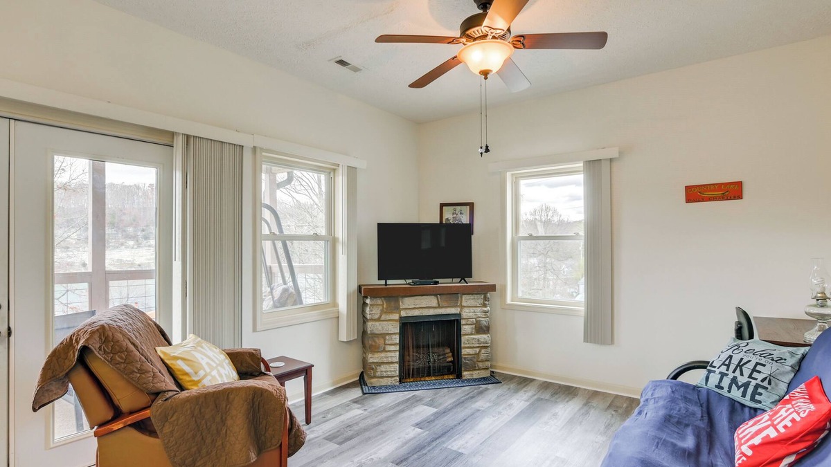 Dublin Apartment | Apt w/Lake Views - Day Trip to Virginia Tech!