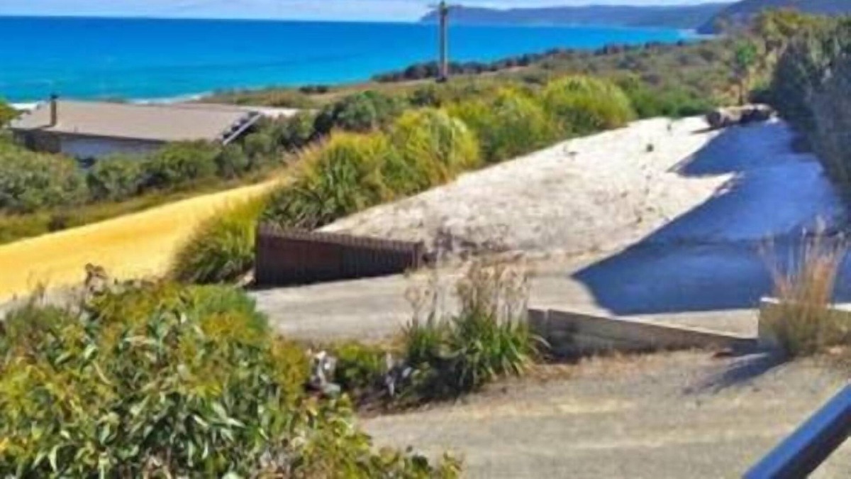 Moggs Creek House | Aqua Beach House Great Ocean Road. Spectacular views. Pet friendly.