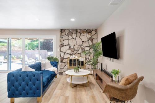 Montebello House | Aqua Oasis - Games - Close to DT - Sleeps 10