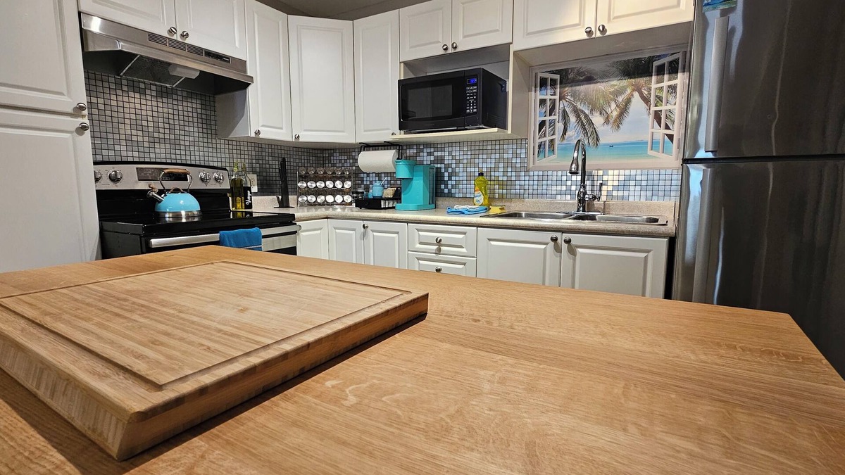 Rideau Heights House | Aqua Relax Haven: Hot Tub & Pool