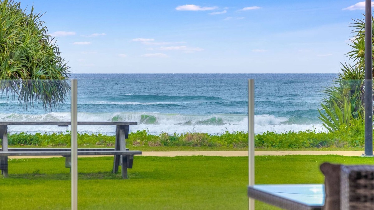 Tugun Apartment | Aqua Solai 1 - Absolute Beachfront Tugun - Min. 3 Night Stays!