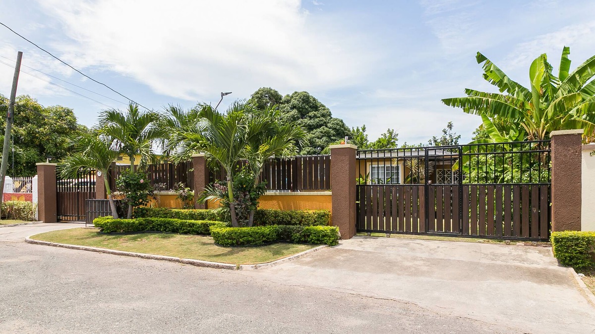 Molynes Gardens House | AquaHaven Retreat in Kingston