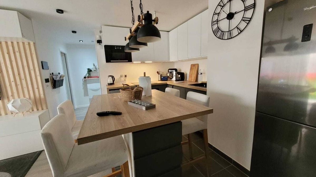 Corbeil-Essonnes Apartment | Aquarelle Home