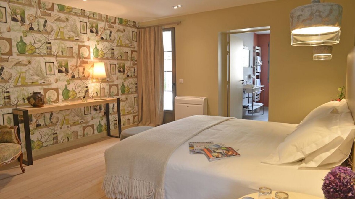 Les Mesneux House | ARÔME Deluxe Room