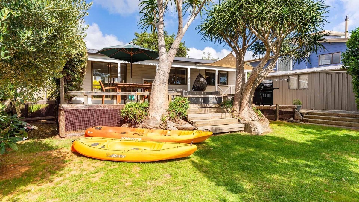 Mangawhai Heads House | Araca Lodge - Cute sunny, pet friendly with fenced backyard, close to estuary