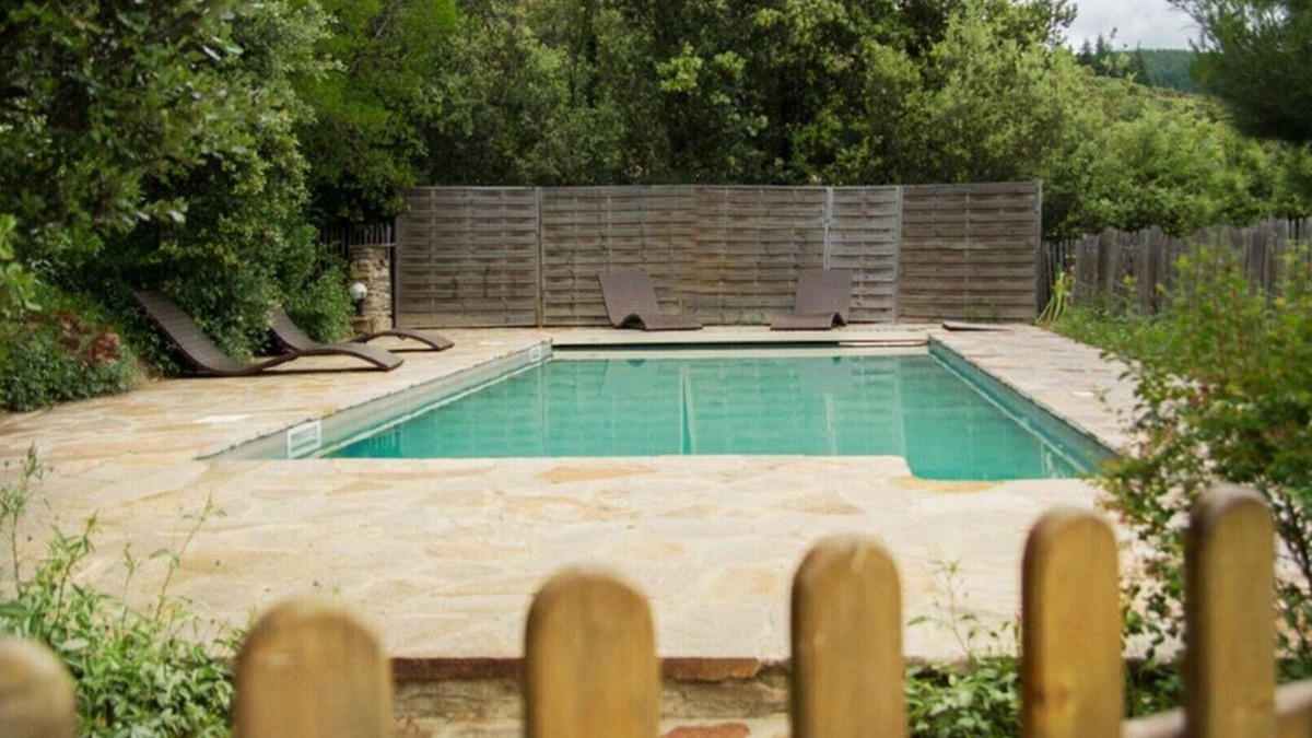 Premian House | ARAMON: 5-bed gîte 75 m2 landscaped garden 4000m2 in Regional Park