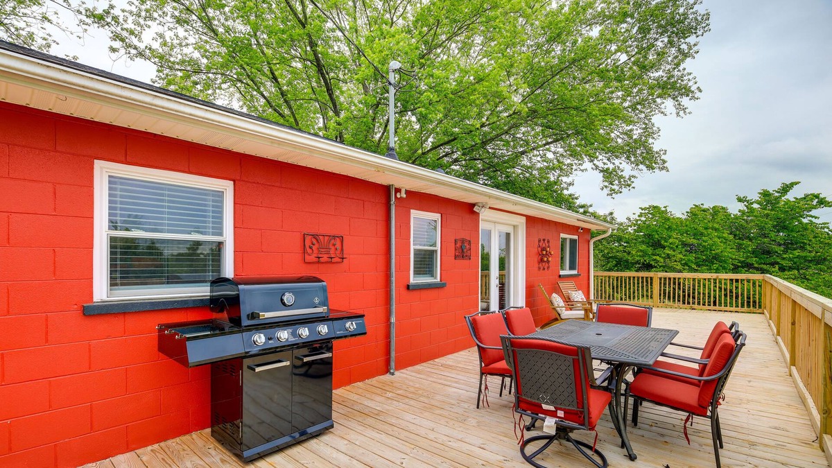 Ararat House | Ararat Home w/ Spacious Yard & Mountain Views!