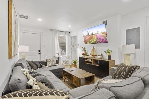 South Central Houston House | Arbor Villa 1 I Sleeps 30 Near Downtown Parking