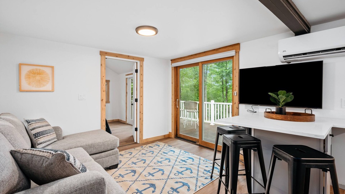 Mayfield Cottage | Arbutus Lake-Pine Forest-Pontoon Rentals