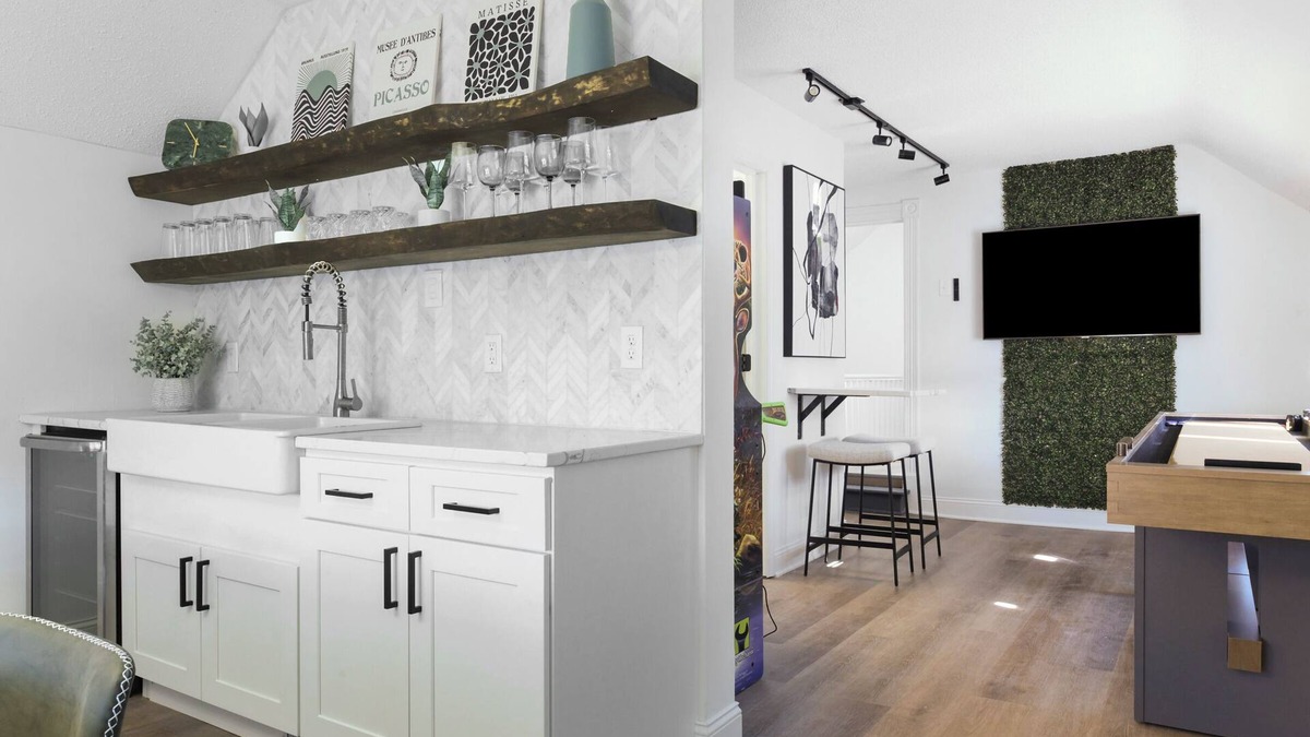 Northeast Minneapolis House | Arcade Game Room/5min to Downtown/Putting Green/Wet Bar