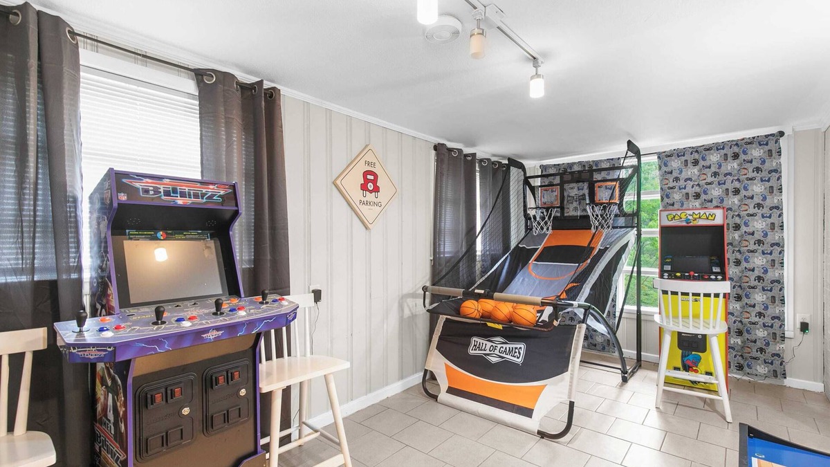 Center Point House | Arcade | Games, Long Stays & Large Groups Welcomed!