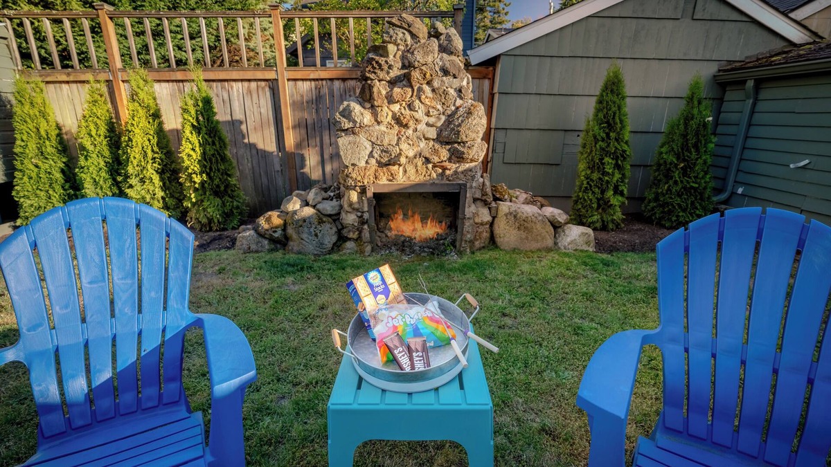 Wallingford House | Arcade Games ~ Walk to Lake ~ 5 Star Location ~ Family & Dog Friendly
