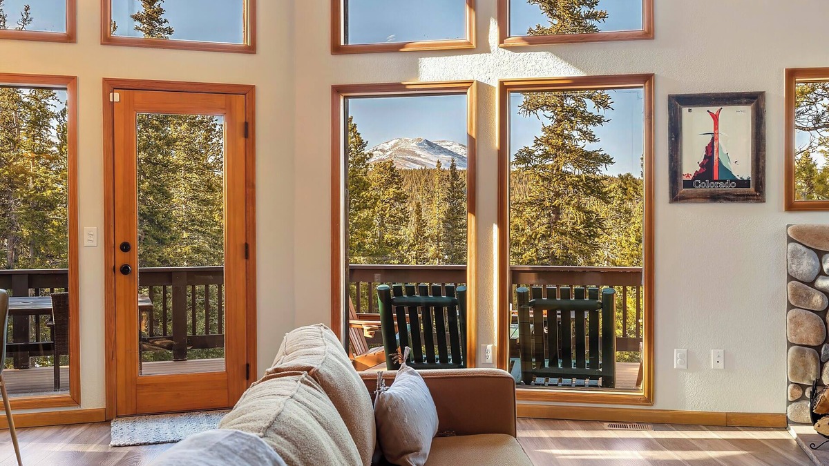 Valley of the Sun House | Arcade~HotTub~Views!~KingBds~Dogs~35min->Breck~Fast WIFI
